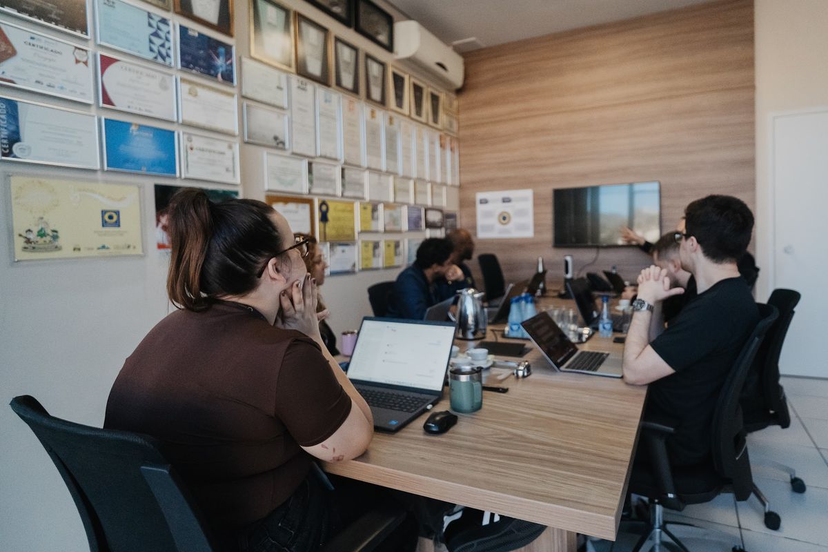 Sala de reunião com o time e o cliente