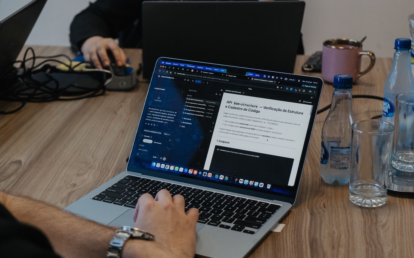 Mãos no notebook com código aberto